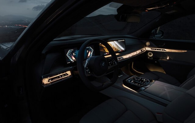 BMW-i7-xDrive60-den-vien-noi-that