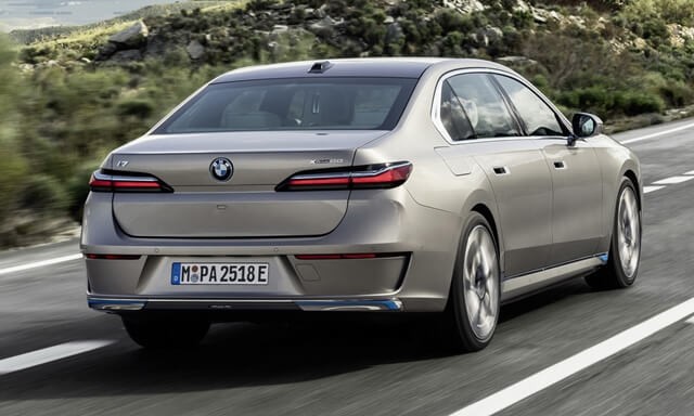 BMW-i7-xDrive60-phan-duoi-xe