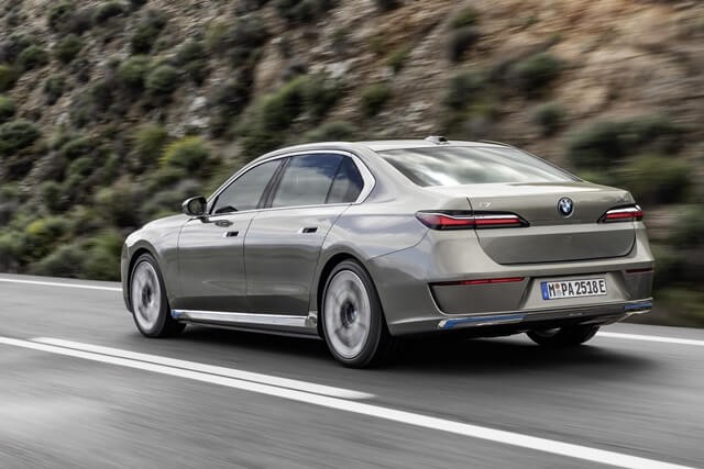 BMW-i7-xDrive60-van-hanh