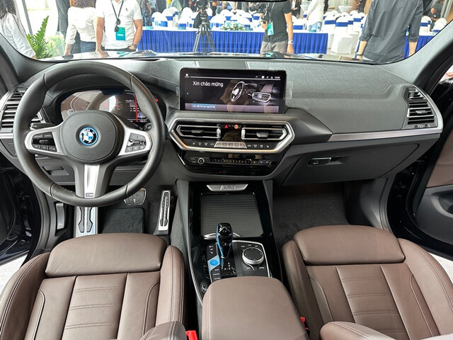 BMW-iX3-thiet-ke-khoang-lai
