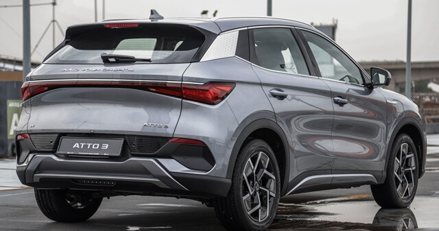 BYD-Atto-3-hong-va-duoi-xe
