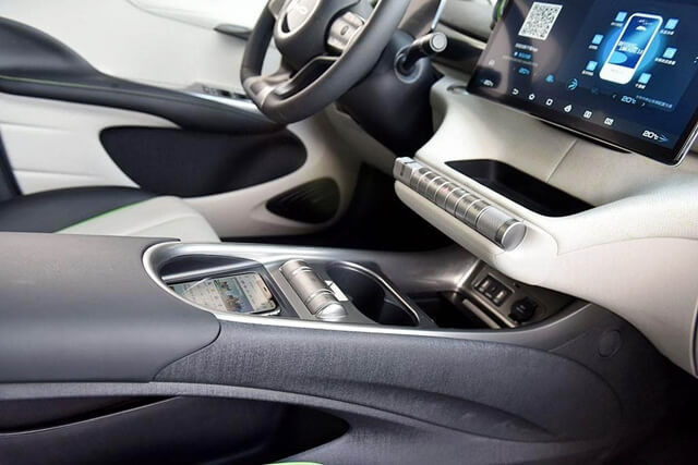 BYD-Dolphin-sac-dien-thoai-khong-day