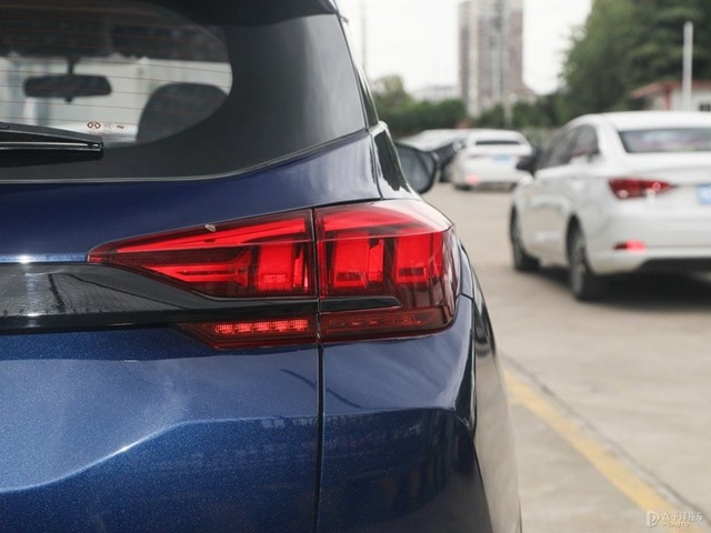 Baic-Beijing-X3-den-hau