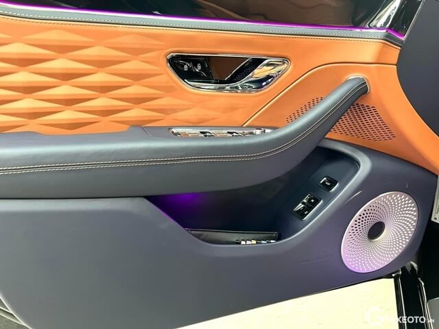 Bentley-Flying-Spur-2021-tap-pi