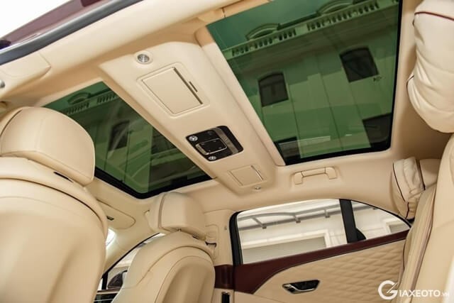 Bentley-Flying-Spur-First-Edition-cua-so-troi