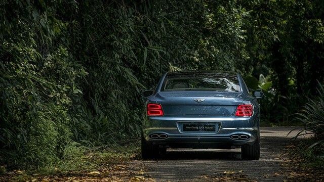 Bentley-Flying-Spur-Hybrid-duoi-xe