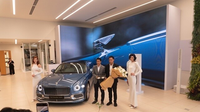 Bentley-Flying-Spur-Hybrid-ra-mat-tai-Viet-nam