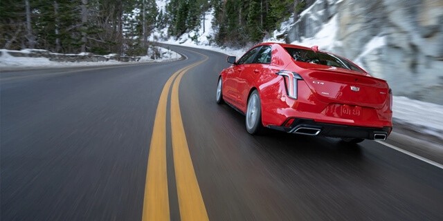 Cadillac-CT4-2021-duoi-xe