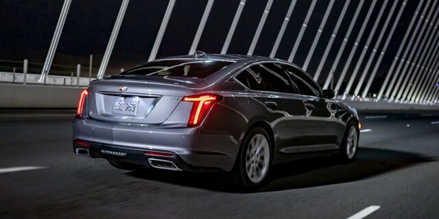 Cadillac-CT5-2021-hong-va-duoi-xe