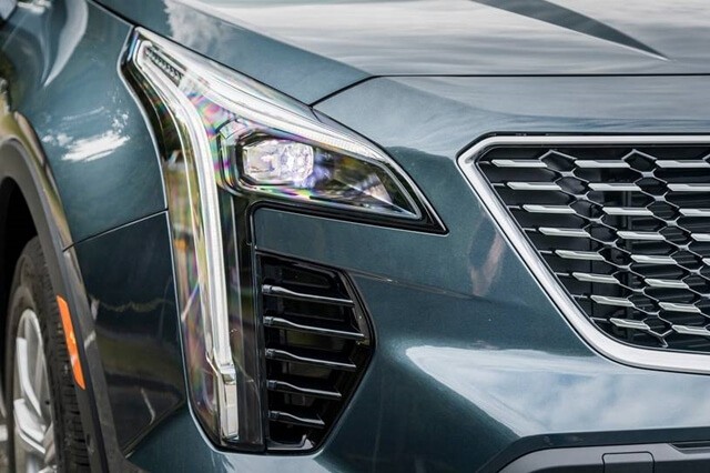 Cadillac-XT4-den-pha