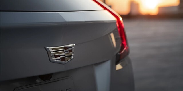 Cadillac-XT4-logo-duoi-xe