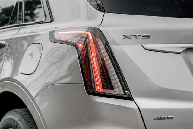 Cadillac-XT5-den-hau
