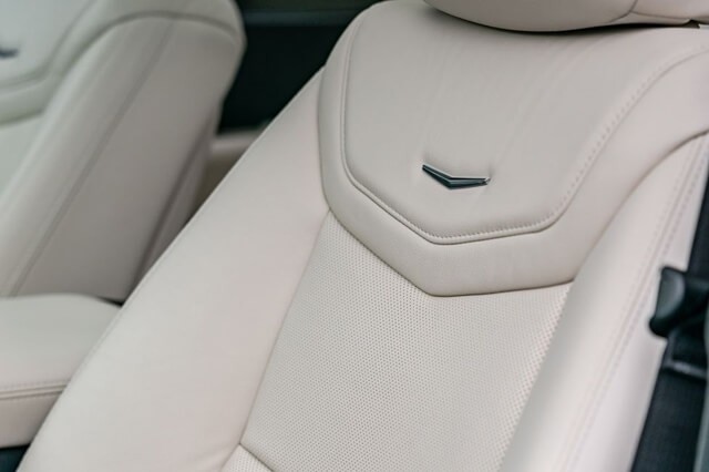 Cadillac-XT5-ghe-boc-da