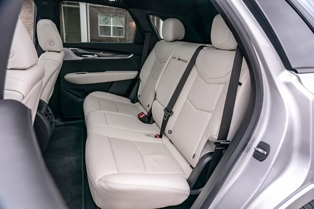 Cadillac-XT5-khoang-hanh-khach