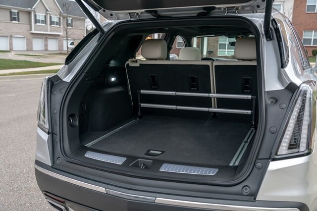 Cadillac-XT5-khoang-hanh-ly