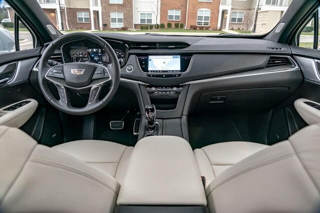 Cadillac-XT5-khoang-lai.