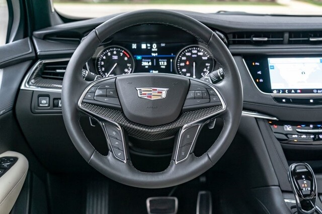 Cadillac-XT5-vo-lang