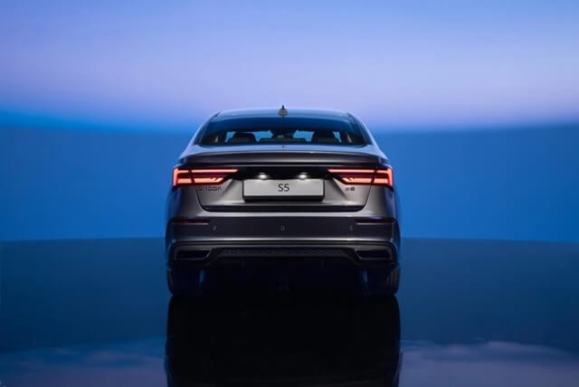 Chery-Omoda-S5-duoi-xe