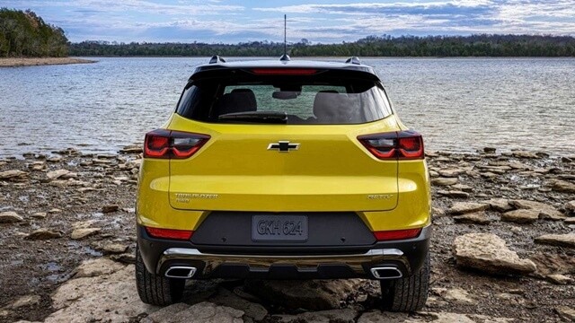 Chevrolet-Trailblazer-duoi-xe