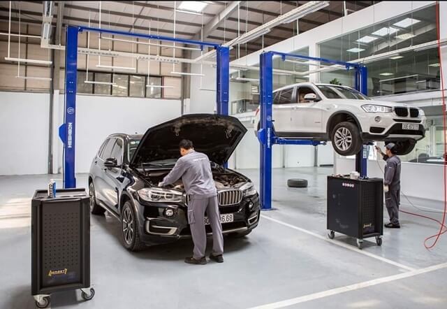 Dai-ly-BMW-Le-Duan-ky-thuat-vien-dich-vu