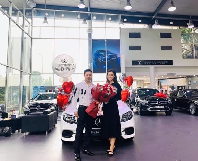 Dai-ly-Mercedes-Long-Bien-le-giao-xe-hoa-hau-do-my-linh