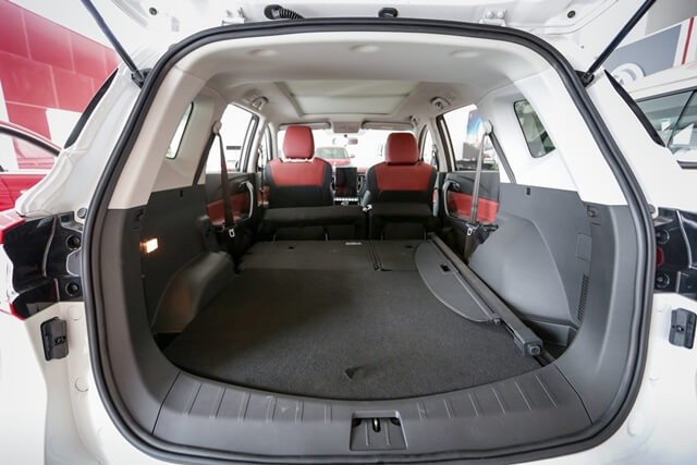 Dongfeng-M3-khoang-hanh-ly