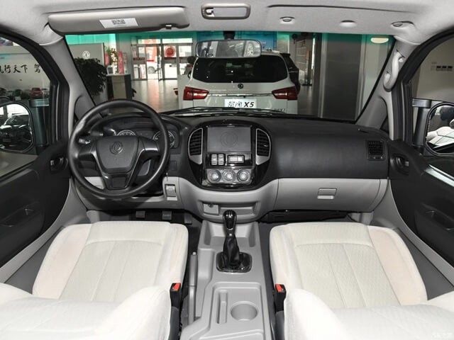 Dongfeng-M3-noi-that-khoang-lai