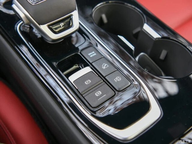 Dongfeng-T5-EVO-trung-tam-dieu-khien