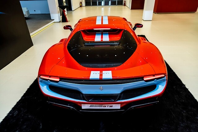 Ferrari-296-GTS-duoi-xe