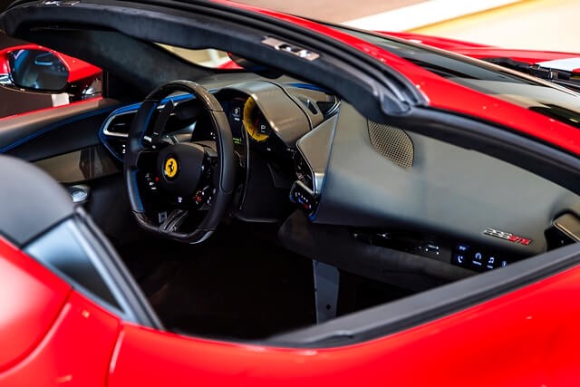 Ferrari-296-GTS-khoang-lai