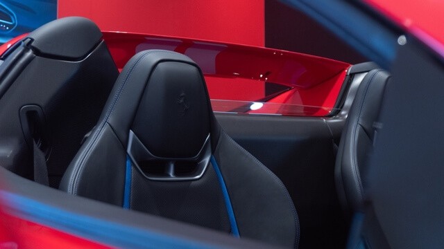 Ferrari-296-GTS-tua-dau-ghe