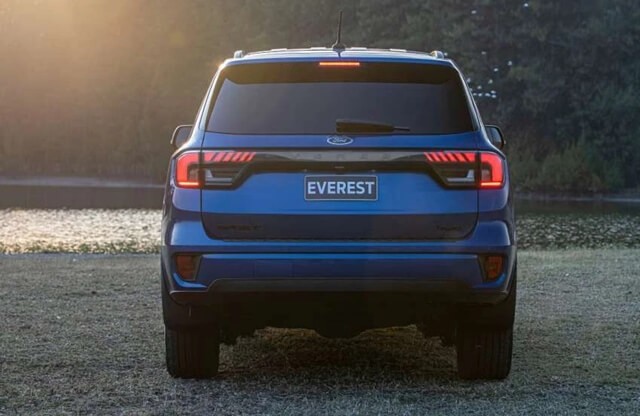 Ford-Everest-2022-duoi-xe