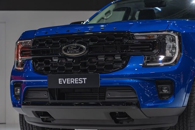 Ford-Everest-2023-luoi-tan-nhiet