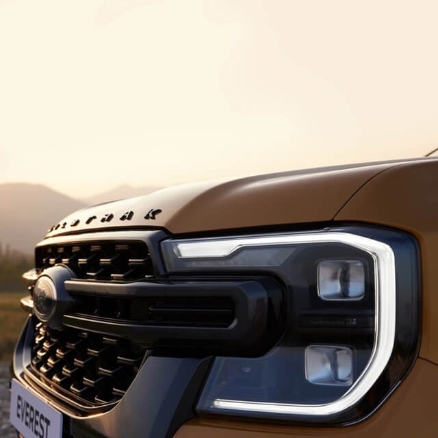 Ford-Everest-Wildtrak-den-pha