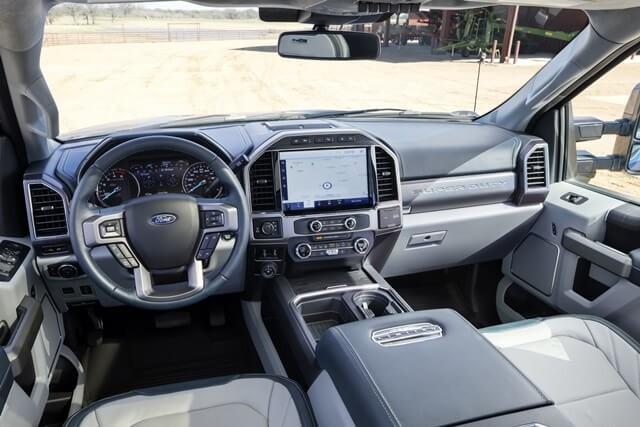 Ford-F-Series-Super-Duty-khoang-lai