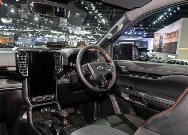 Ford-Ranger-Stormtrak-khoang-lai