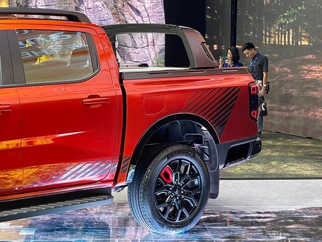 Ford-Ranger-Stormtrak-tay-nam-thung