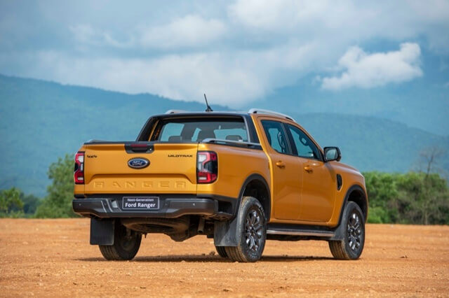 Ford-Ranger-wildtrak-2025-hong-va-duoi-xe