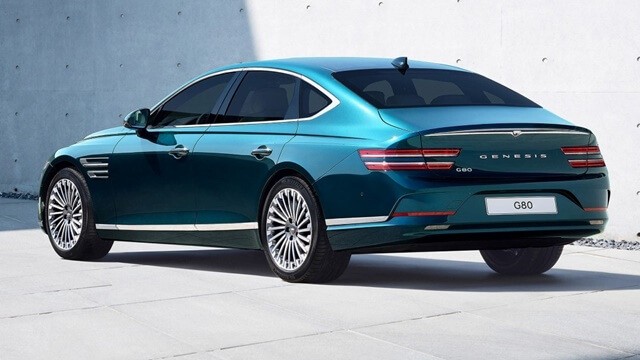 Genesis-Electrified-G80-hong-va-duoi-xe