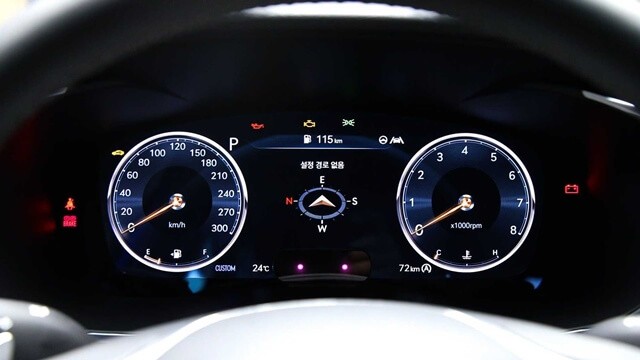 Genesis-G70-2022-cum-dong-ho-ky-thuat-so