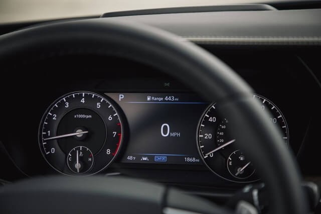 Genesis-G90-cum-dong-ho-ky-thuat-so