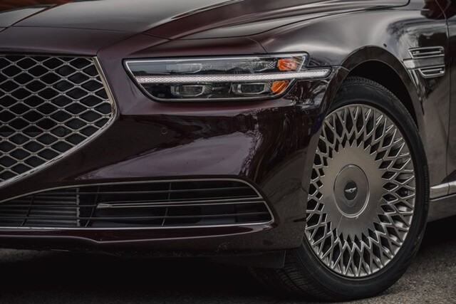 Genesis-G90-den-chieu-sang