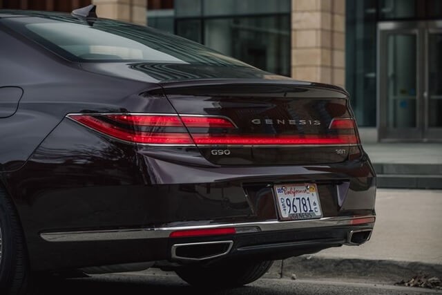 Genesis-G90-phan-duoi-xe