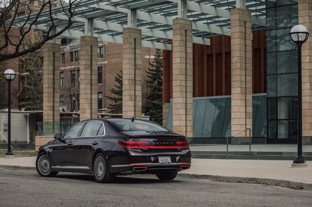 Genesis-G90-phan-hong-xe