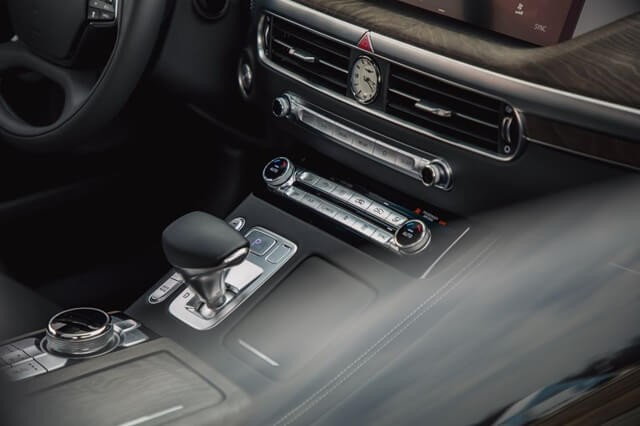 Genesis-G90-trung-tam-dieu-khien-chuc-nang