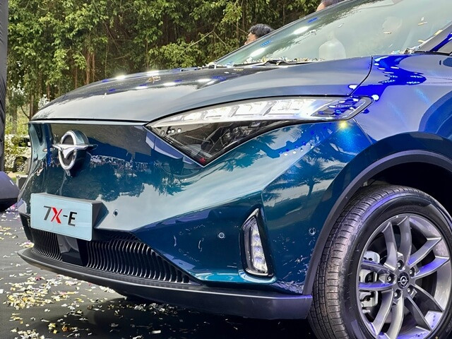 Haima-7X-E-can-canh-den-xe