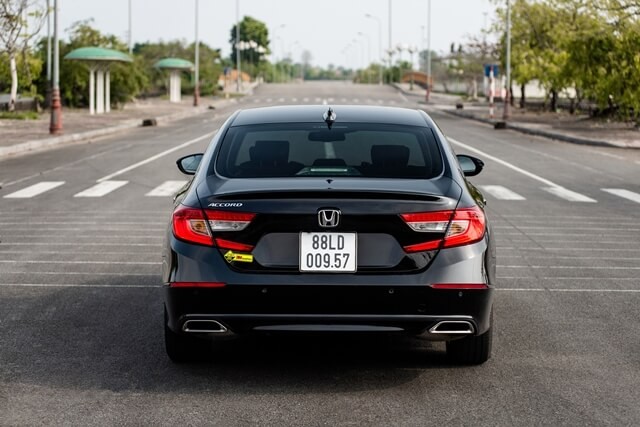 Honda-Accord-duoi-xe
