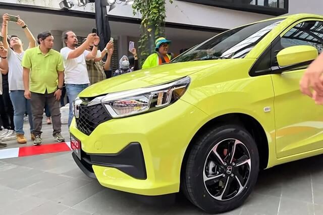 Honda-Brio-facelift-den-pha