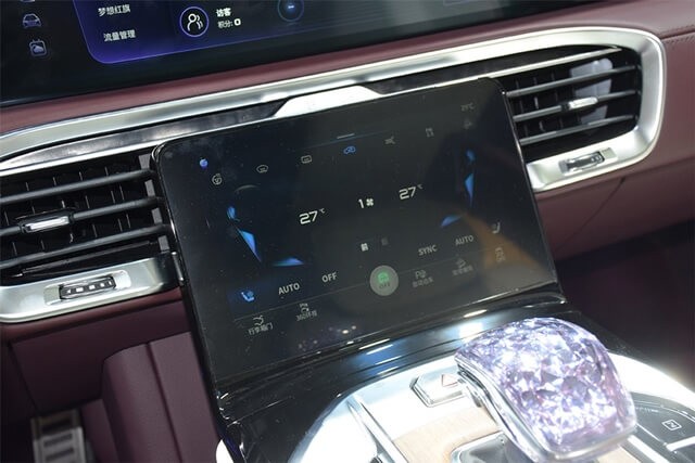 Hongqi-E-HS9-man-hinh-be-ty-tay-khoang-lai