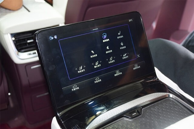 Hongqi-E-HS9-man-hinh-be-ty-tay